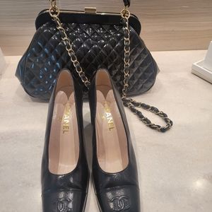 CHANEL Black Shiny leather Pumps